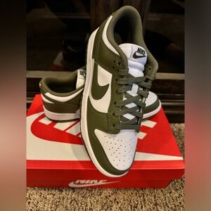 WMNS NIKE DUNK LOW (WHITE/MEDIUM OLIVE)